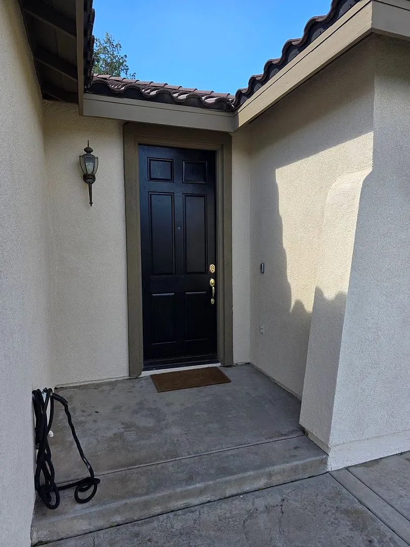 Crowne Hill 3 Bedroom Single Level Home on Cul-de-Sac — Photo 2