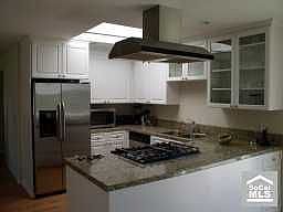 Kitchen w/granite counters