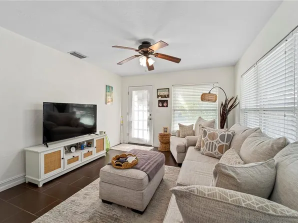 11155 2nd St E, Treasure Island, FL 33706