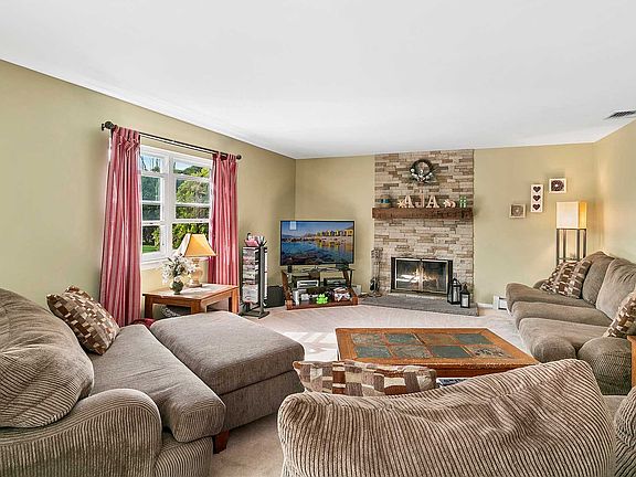 4th image of 44 Chateau Dr