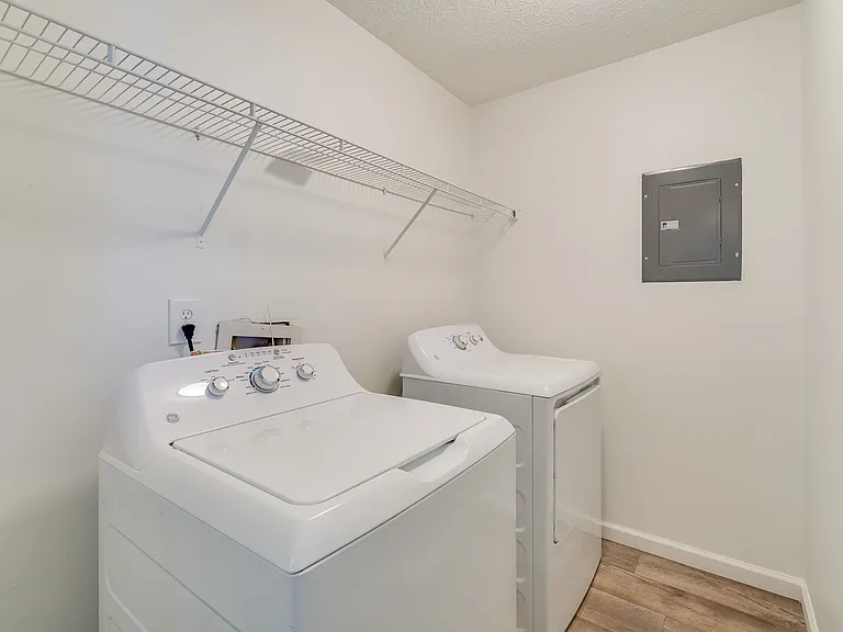 Stoney Creek Apartments — Photo 8