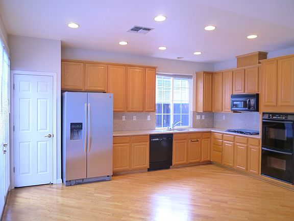 4th image of 226 Marigold St