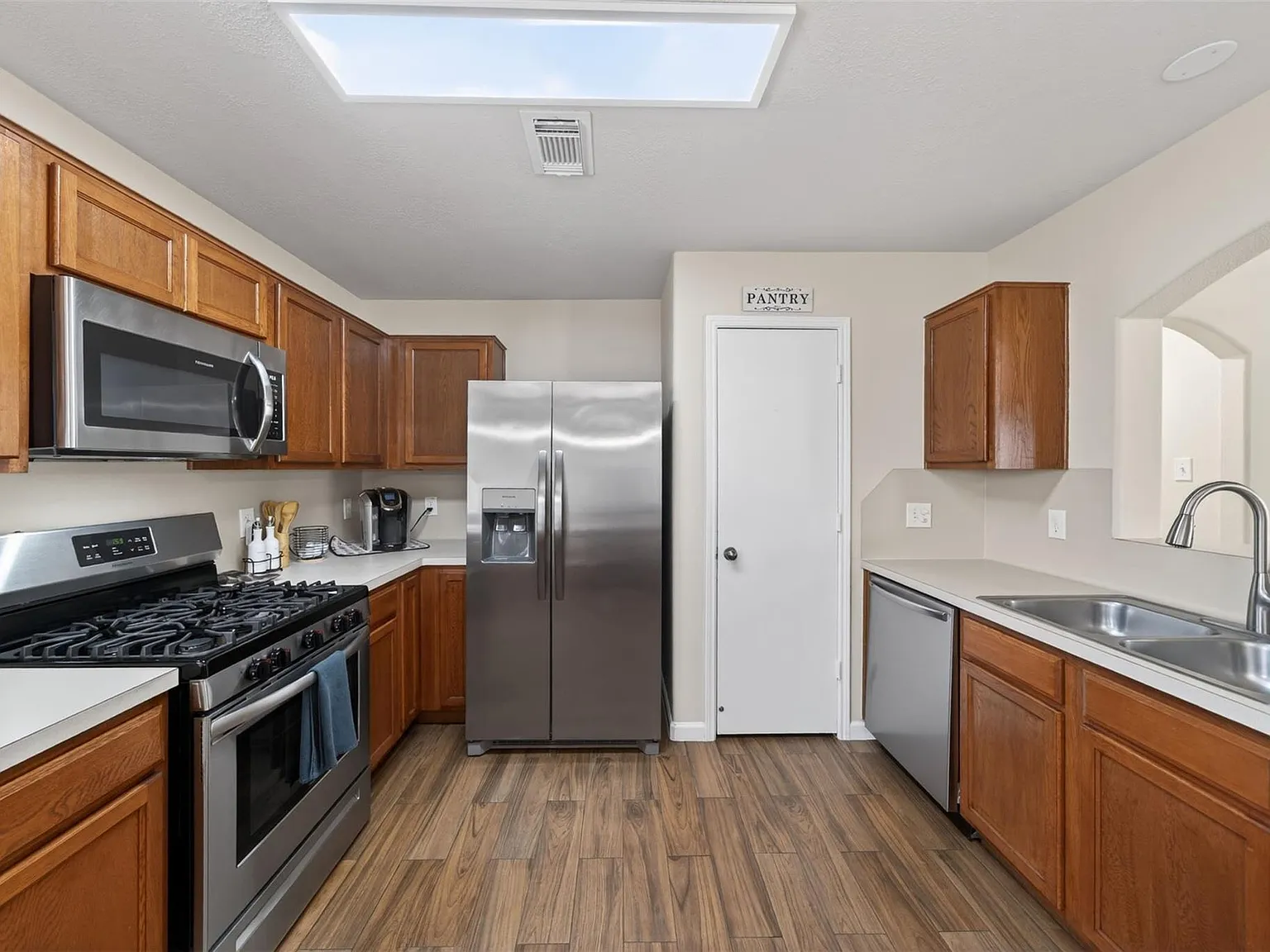 4 bed, 2.0 bath, 1457 sqft, $2,500 — Photo 2