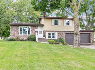 7412 Walnut Ave, Jenison, MI 49428