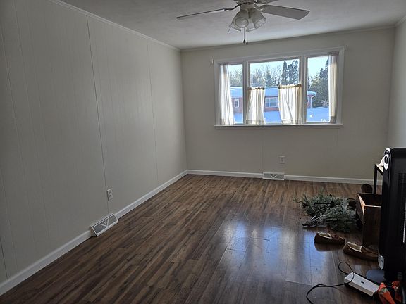 3rd image of 211 E Locust St #211