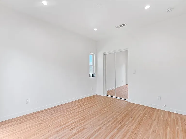 4019 W Mont Clair St — Photo 9