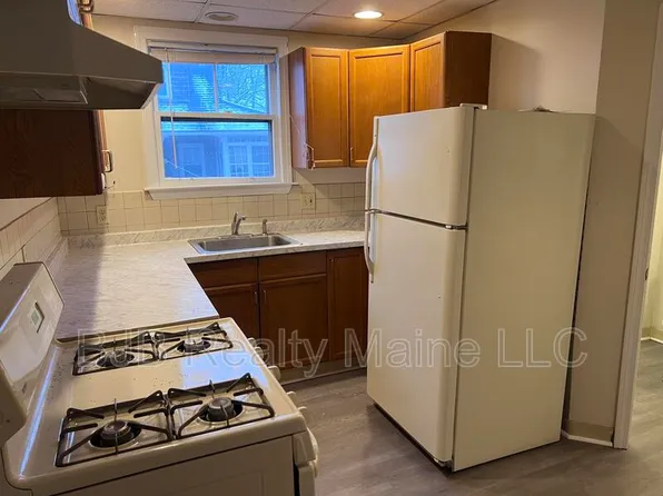 596 Preble St #2, Cape Elizabeth, ME 04107