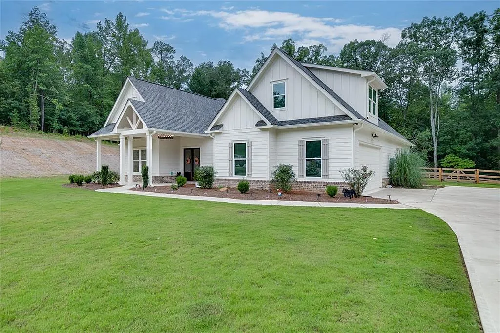 4 bed, 2.5 bath, 2793 sqft, $3,000 — Photo 2