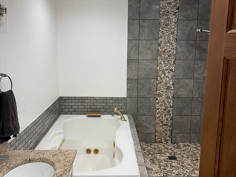 1708 Hawthorne Ave — Photo 8
