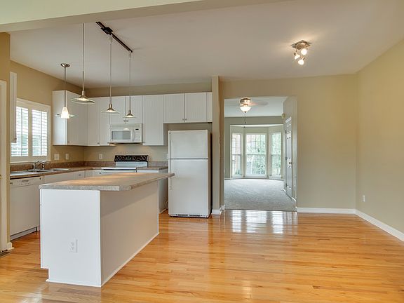 5th image of 726 Huffine Manor Cir