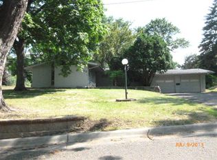 702 Drillane Rd S, Hopkins, MN 55305