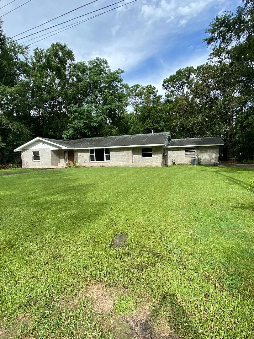 230 Westminster Dr — Photo 2
