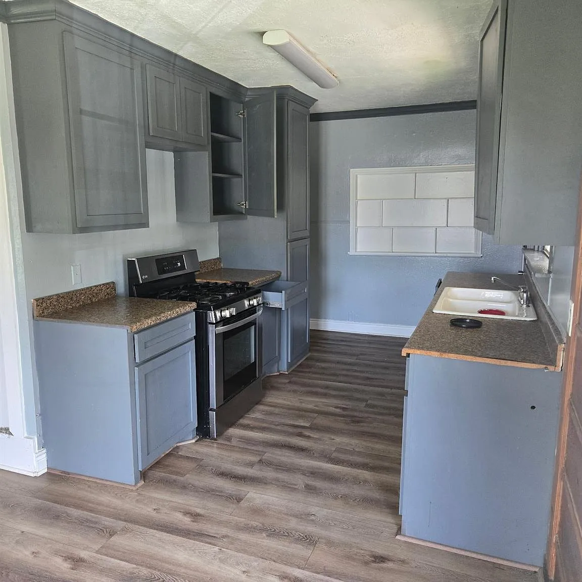 3 bed, 1.0 bath, 858 sqft, $1,350 — Photo 4