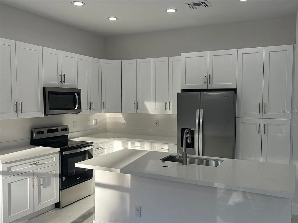 3 bed, 2.0 bath, 1671 sqft, $2,100 — Photo 3