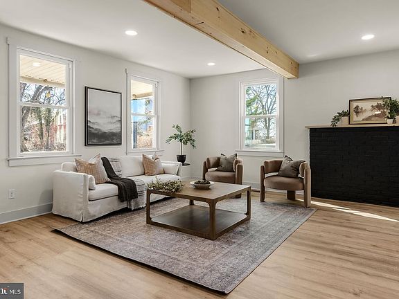 5th image of 204 N Hoernerstown Rd