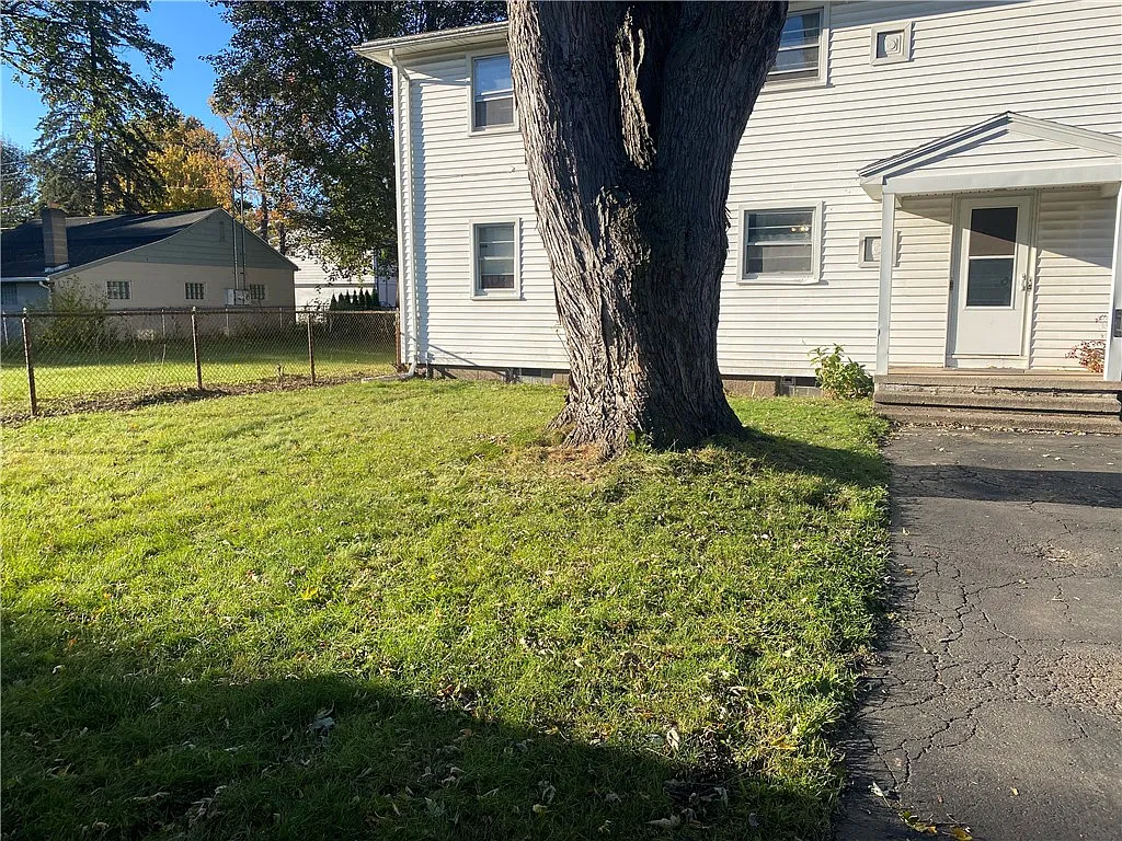 2 bed, 1.0 bath, 5760 sqft, $1,000 — Photo 2