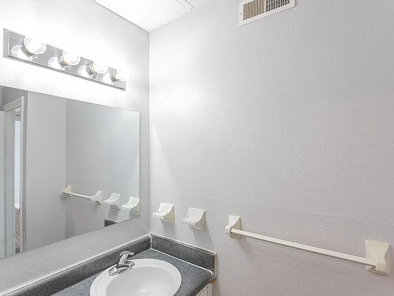 Highland Ridge Apartments — Photo 8