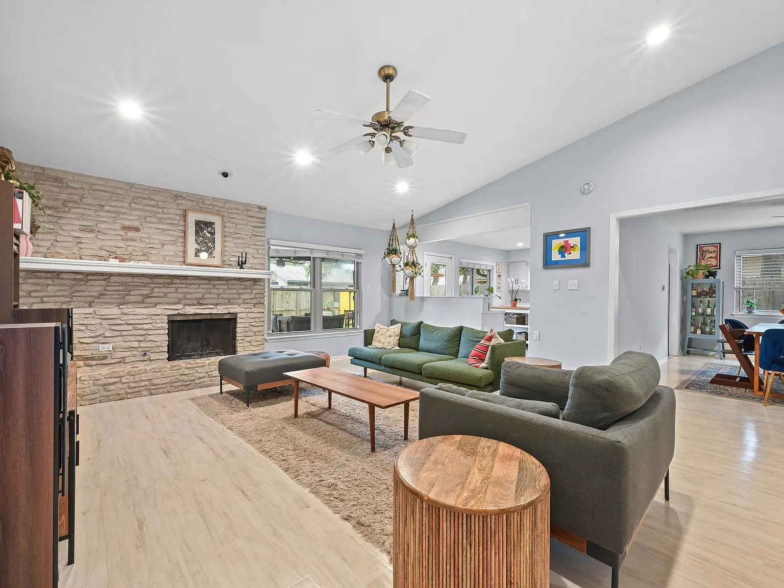 3 bed, 2.0 bath, 1852 sqft, $2,800 — Photo 4