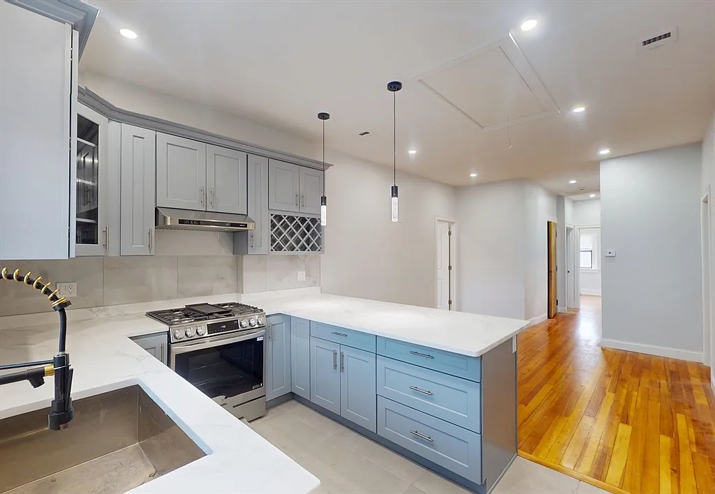 4 bed, 3.0 bath, 1400 sqft, $4,200 — Photo 1