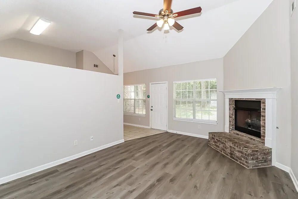 3 bed, 2.0 bath, 1401 sqft, $1,615 — Photo 4