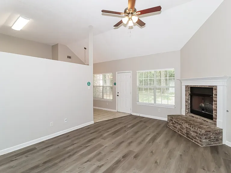 185 Village Dr — Photo 4