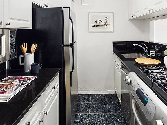 5th image of 33 Greenwich Ave APT 6G