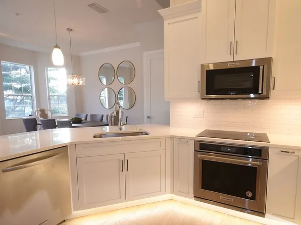 453 8th Ave S, Naples, FL 34102
