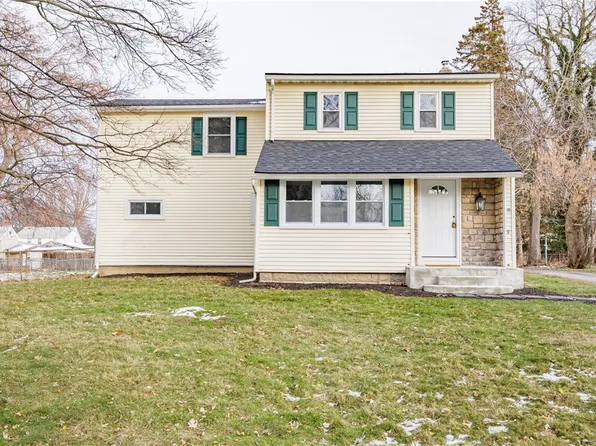 40 Montcalm Dr, Rochester, NY 14617