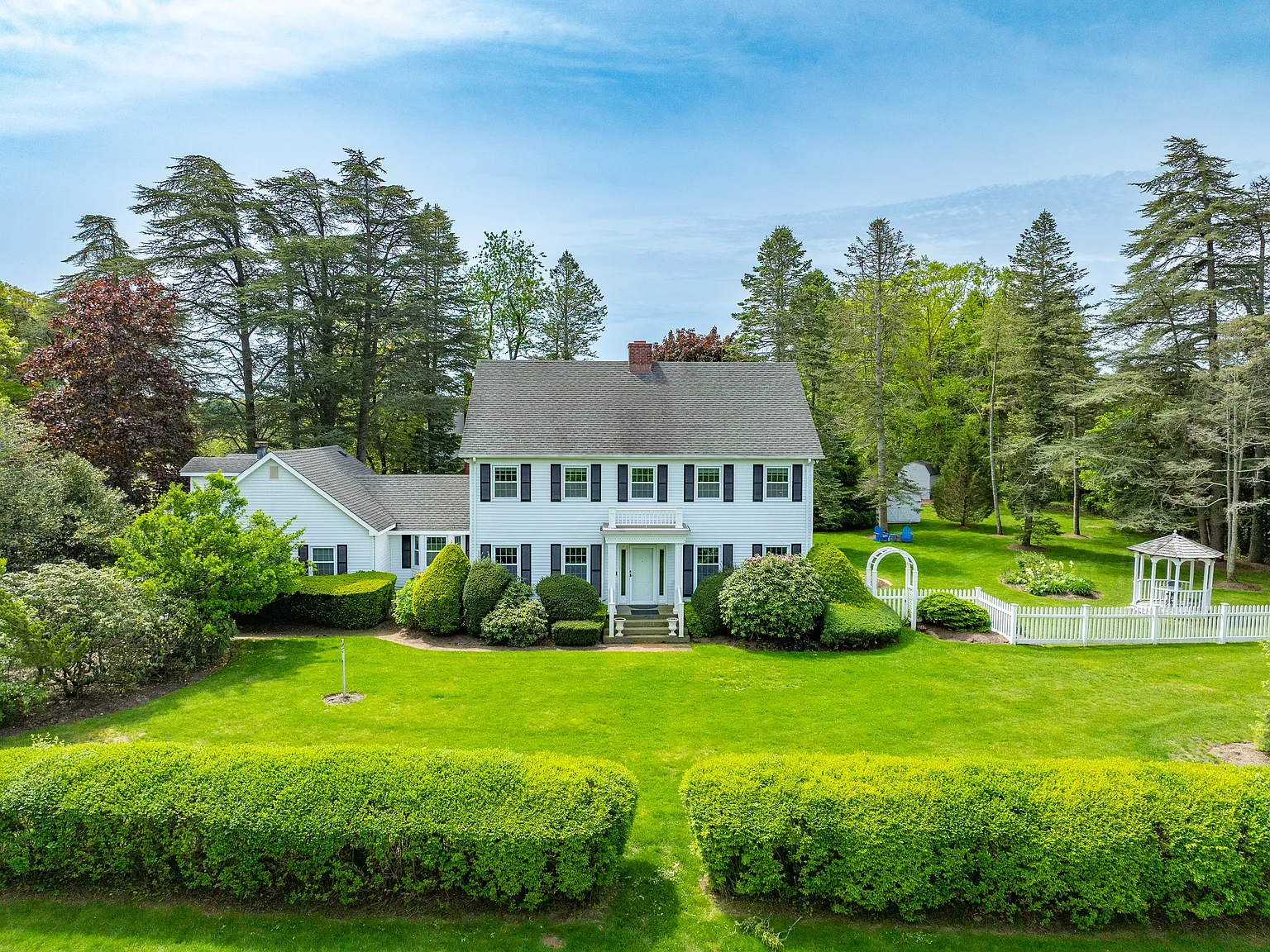 Beautifully Renovated 4-Bedrm Home - Heated Pool & Prime Location — Photo 3