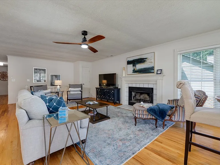 3700 Lindsey Ln — Photo 16