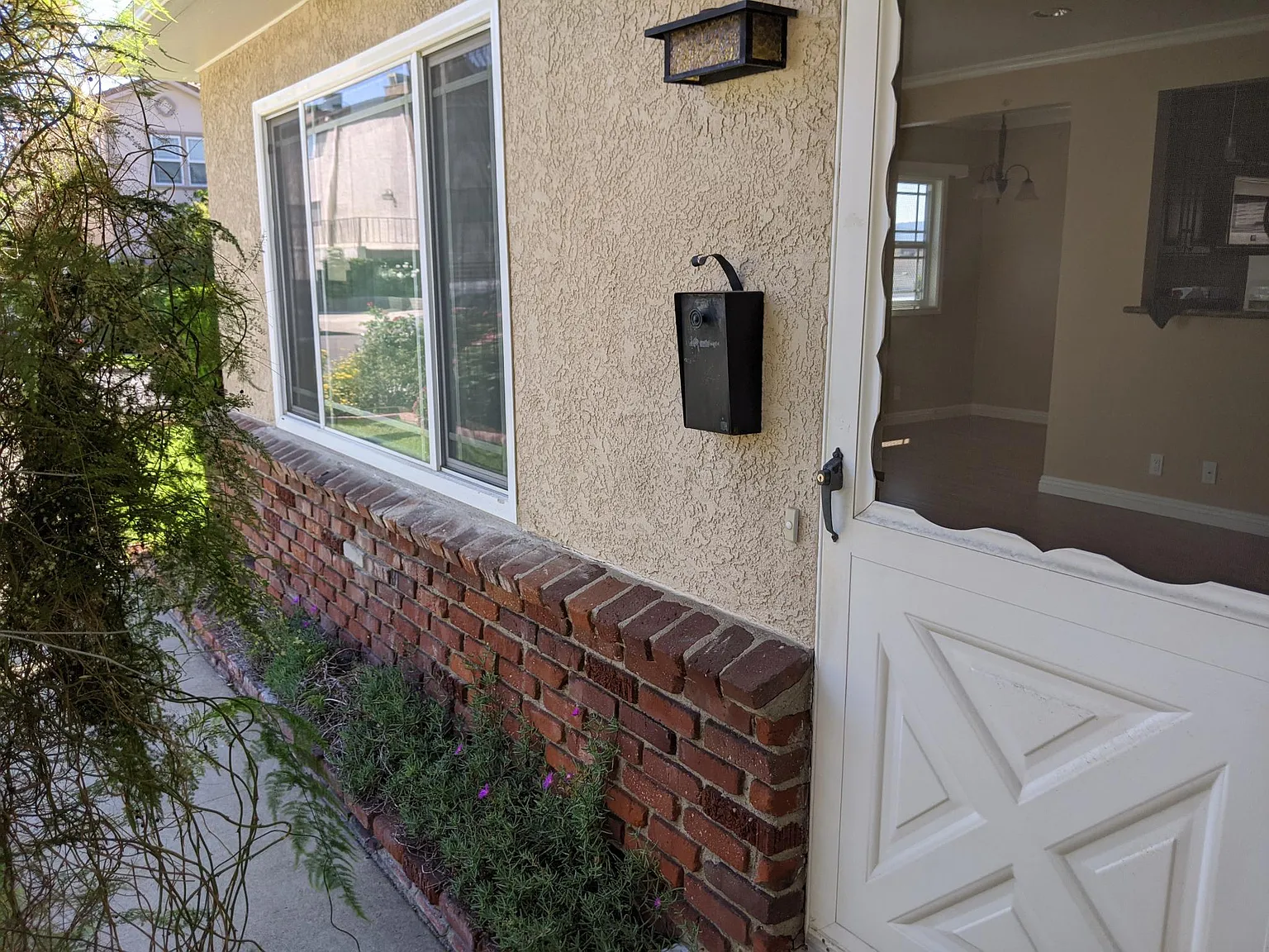 527 E Harvard Rd — Photo 2