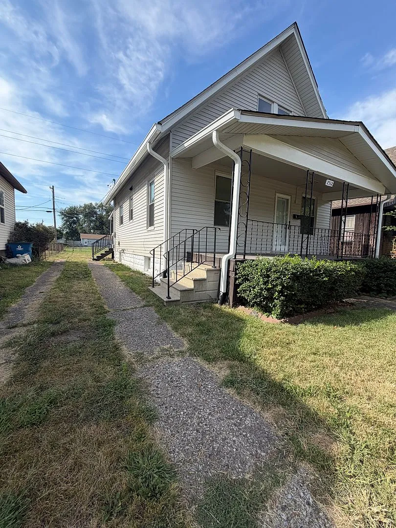 Charming 2 Bedroom Home with Bonus Room, Basement & Large Backyard — Photo 2