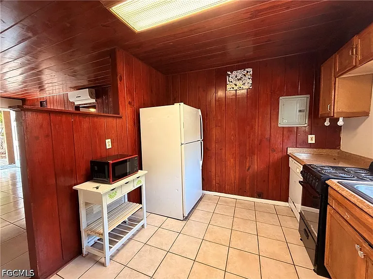 1935 Ricardo Ave — Photo 6