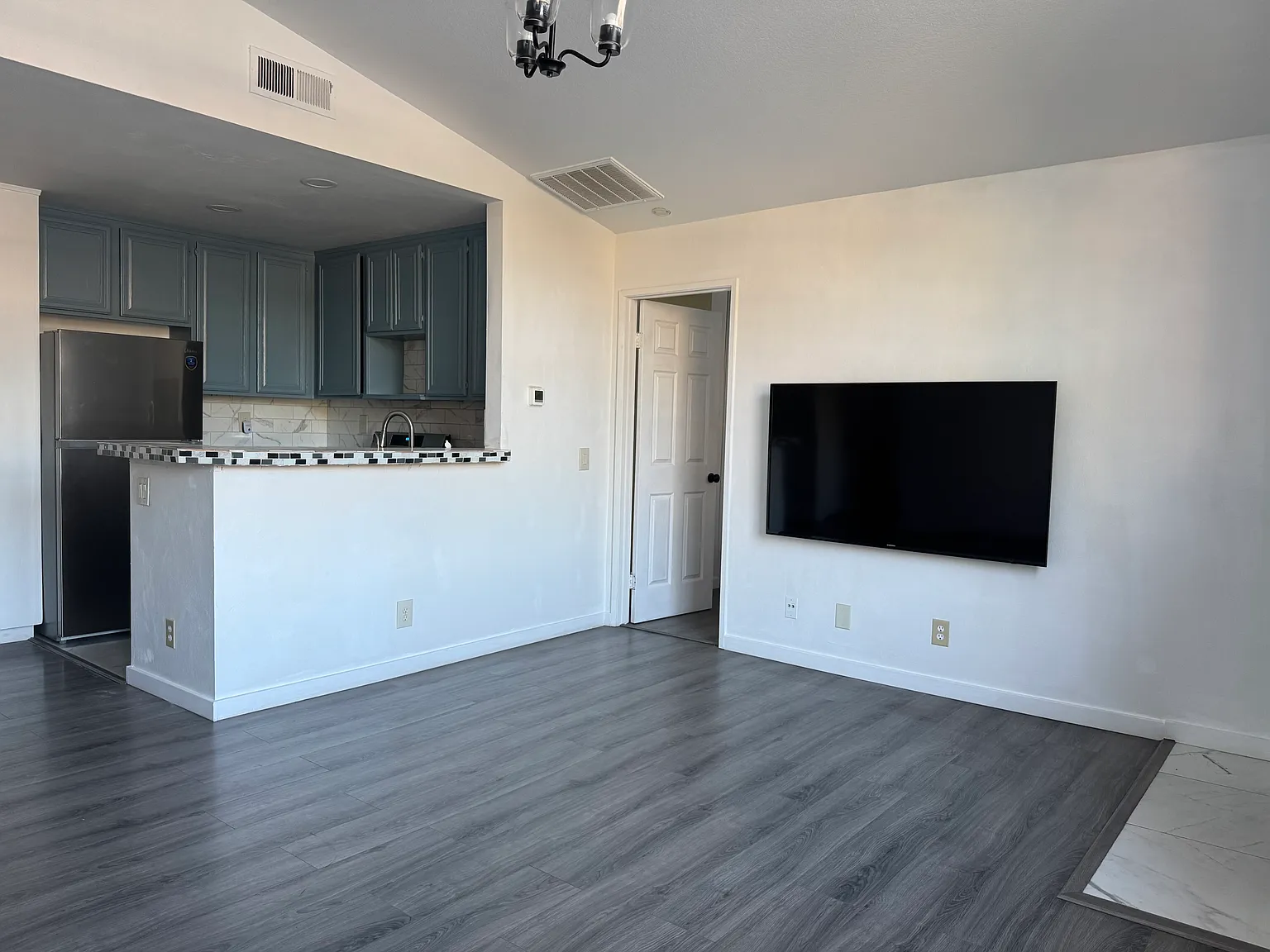 2 bed, 808 sqft, $3,000 — Photo 2