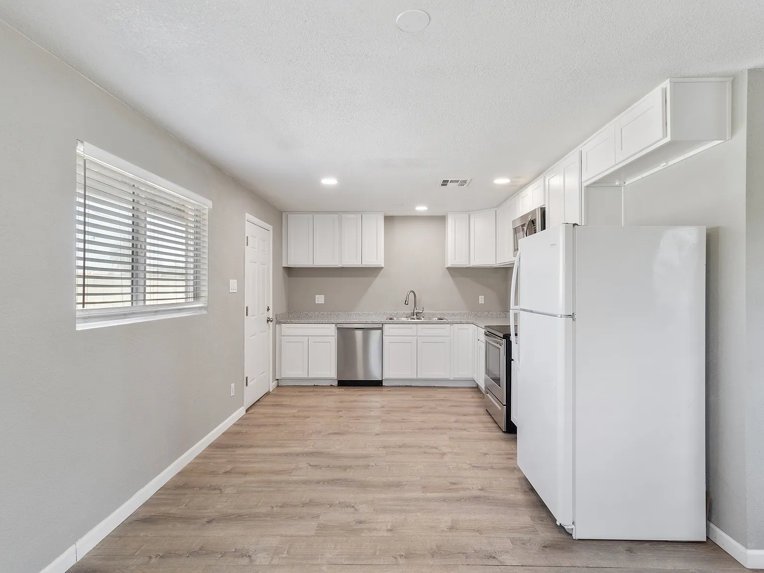 3 bed, 980 sqft, $2,000 — Photo 3