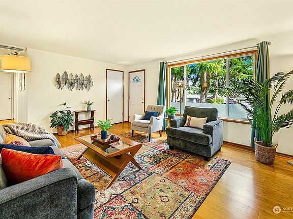 4th image of 18432 66th Avenue W