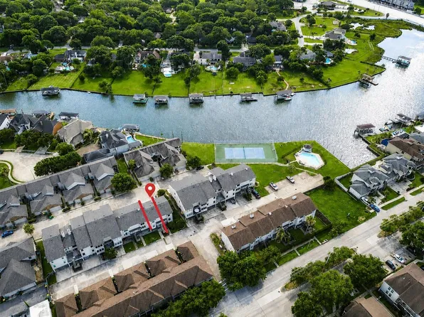 2020 Harbour Dr, Seabrook, TX 77586