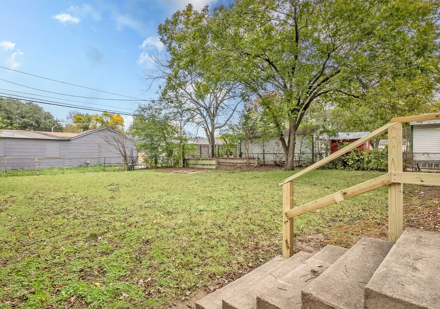 Beautiful East Dallas Home with Huge Fenced Backyard — Photo 2