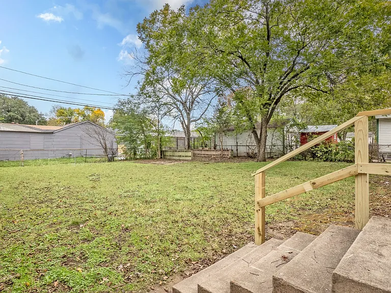 2423 Fenwick Dr — Photo 2