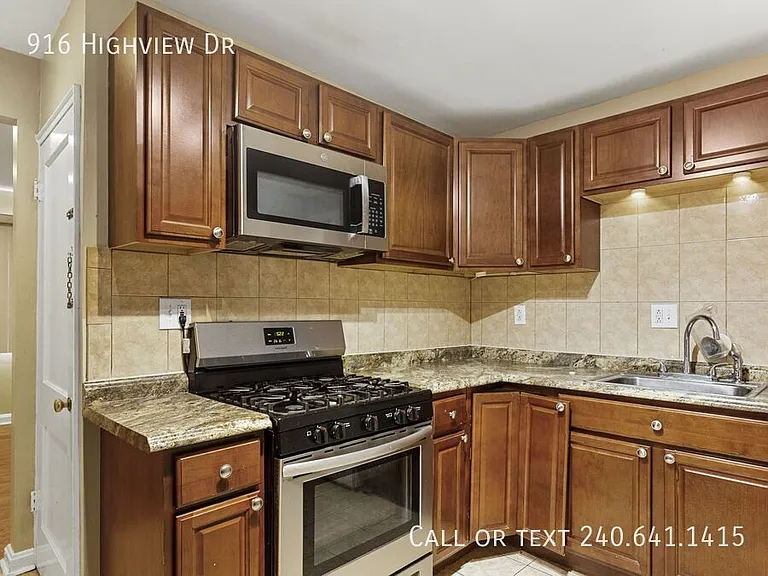 916 Highview Dr — Photo 3