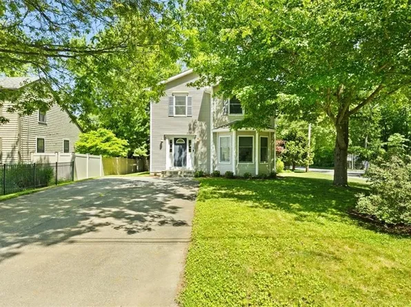 2 Lafayette Dr, Bristol, RI 02809