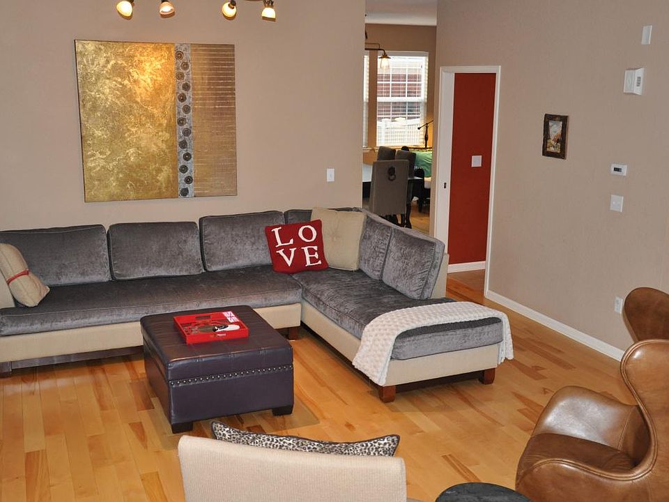 Oversized family room with plenty of room for entertaining