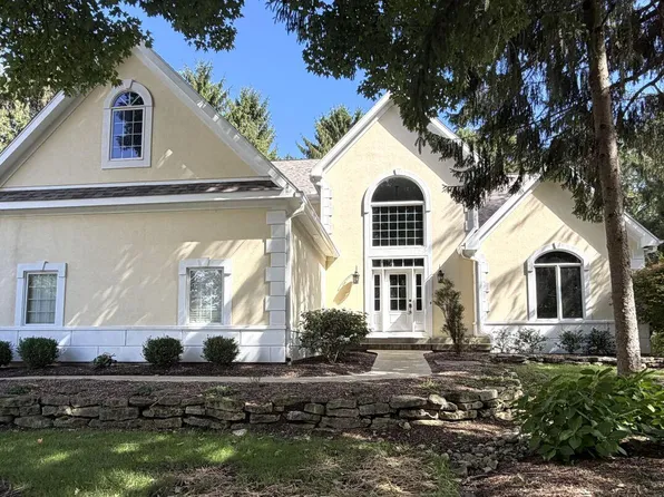 220 Bent Pines Ct, Bellefontaine, OH 43311