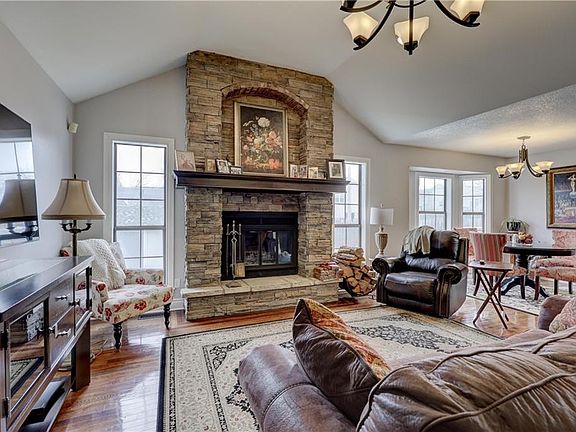 3rd image of 207 Suzanne Ln