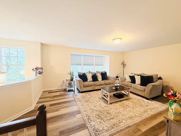 122 Broadstone Dr — Photo 3