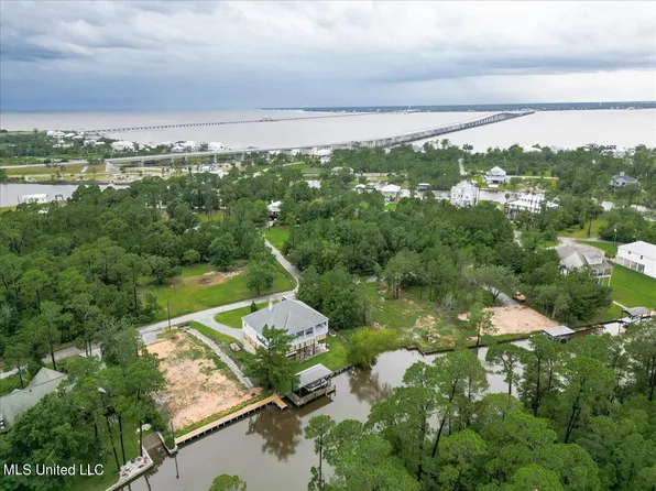 218 Poindexter Dr, Pass Christian, MS 39571