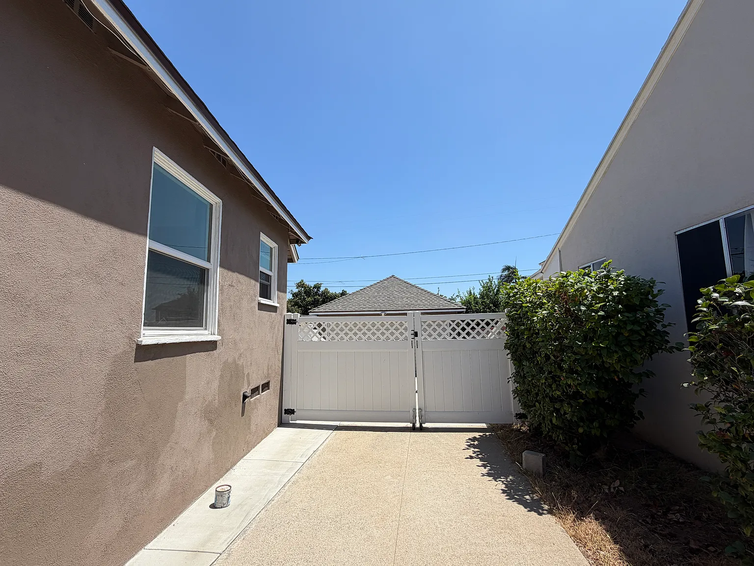 3 bed, 1062 sqft, $3,000 — Photo 2