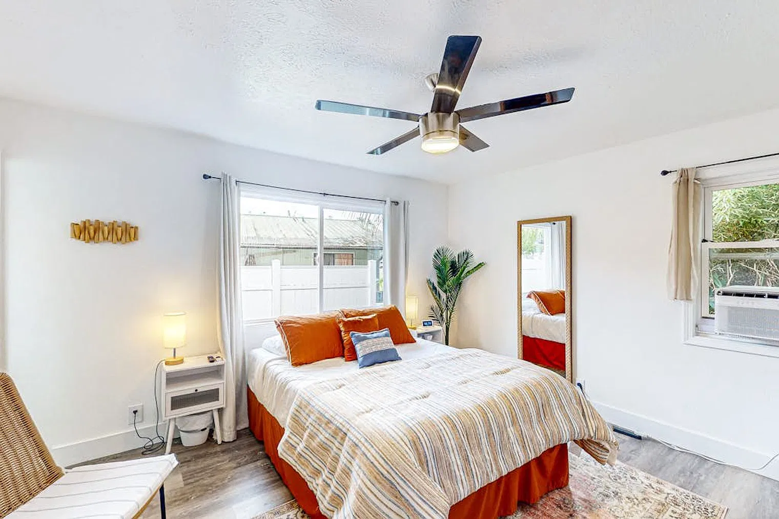 3 bed, 2.0 bath, 1323 sqft, $3,784 — Photo 2
