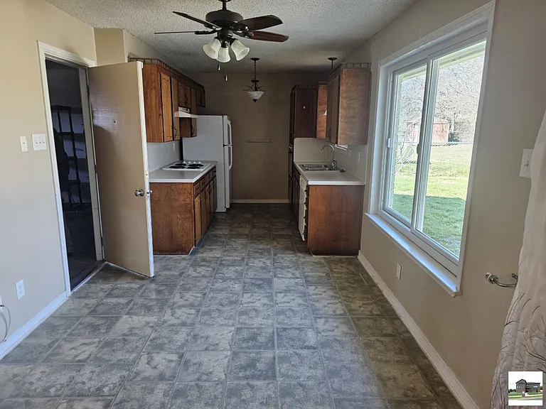211 E Hogan Dr — Photo 7