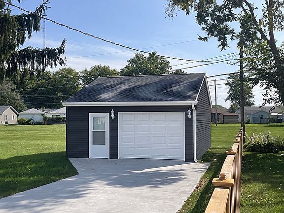 4th image of 1206 Douglas Dr